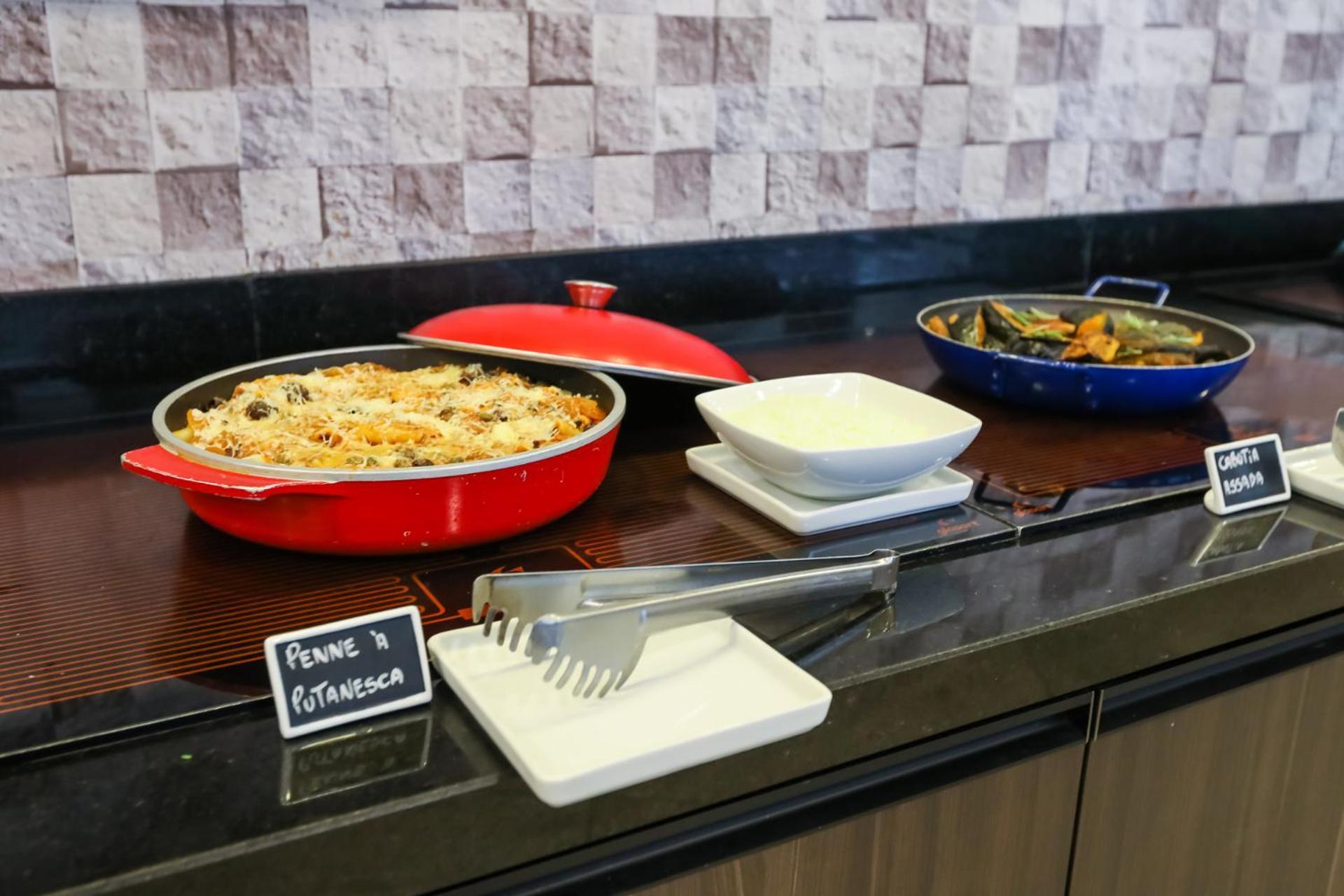Hotel Tryp By Wyndham Ribeirão Preto Zewnętrze zdjęcie A buffet at a restaurant