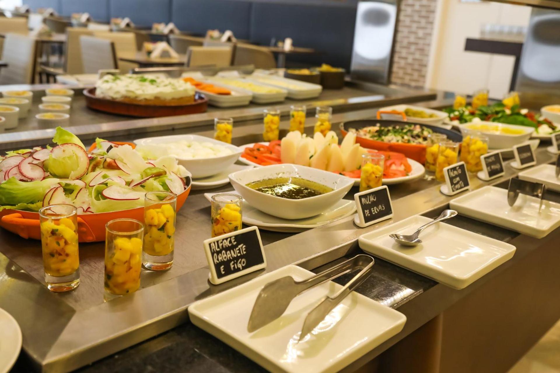 Hotel Tryp By Wyndham Ribeirão Preto Zewnętrze zdjęcie A salad bar