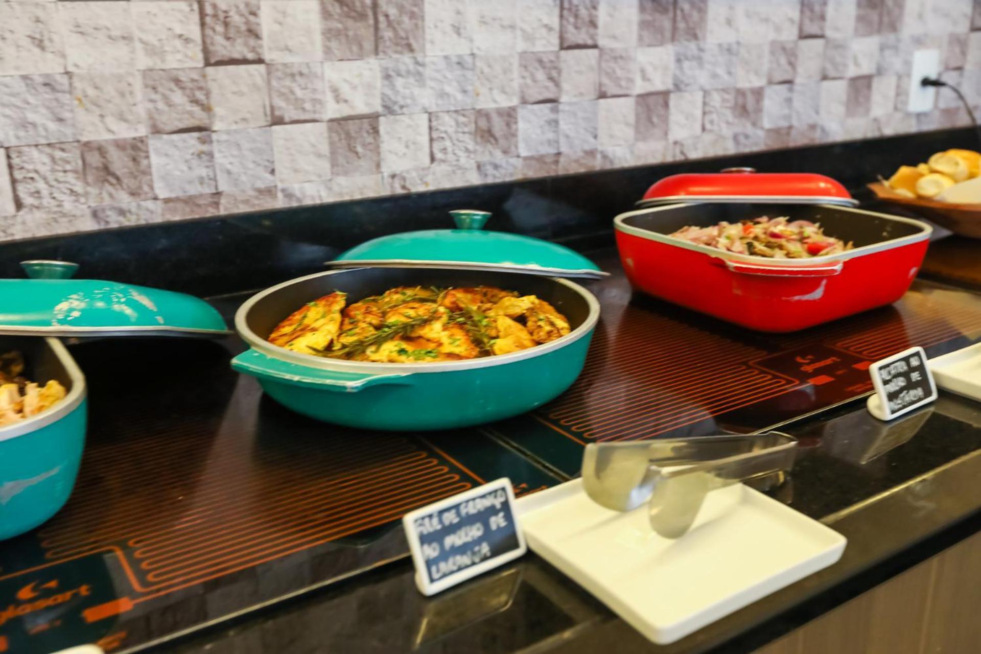 Hotel Tryp By Wyndham Ribeirão Preto Zewnętrze zdjęcie Indian food at a buffet