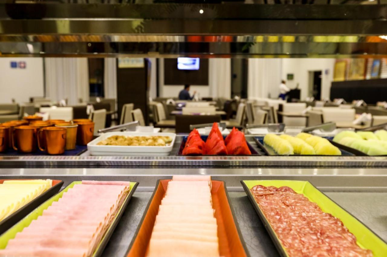 Hotel Tryp By Wyndham Ribeirão Preto Zewnętrze zdjęcie A buffet at a hotel