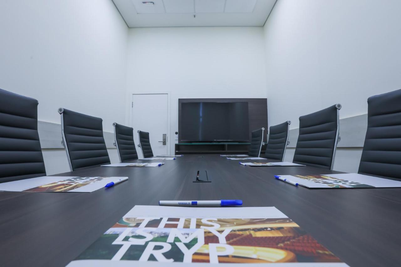Hotel Tryp By Wyndham Ribeirão Preto Zewnętrze zdjęcie A meeting room at the headquarters of the company